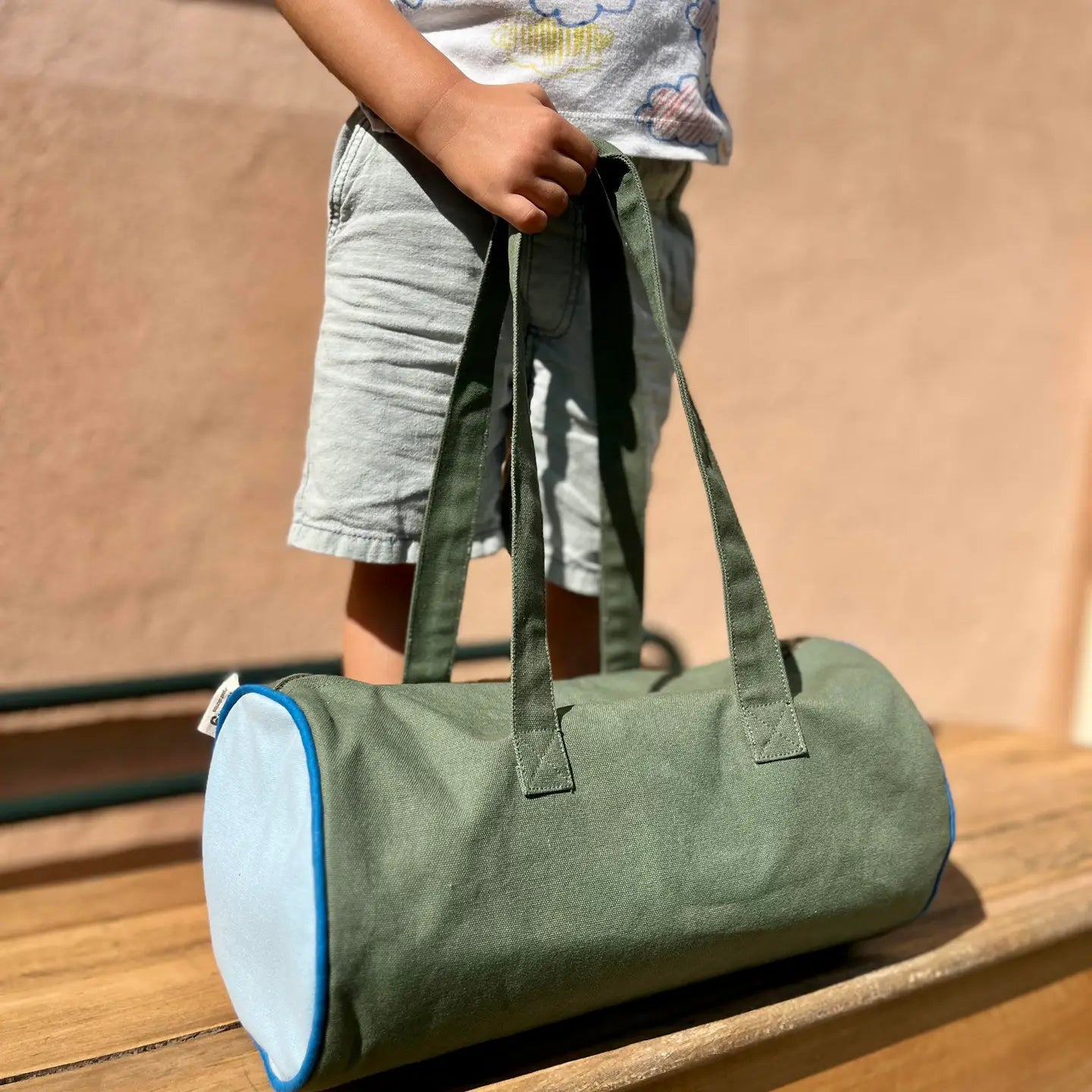 Mini sac polochon bleu ciel - vert olive | Family impact stories