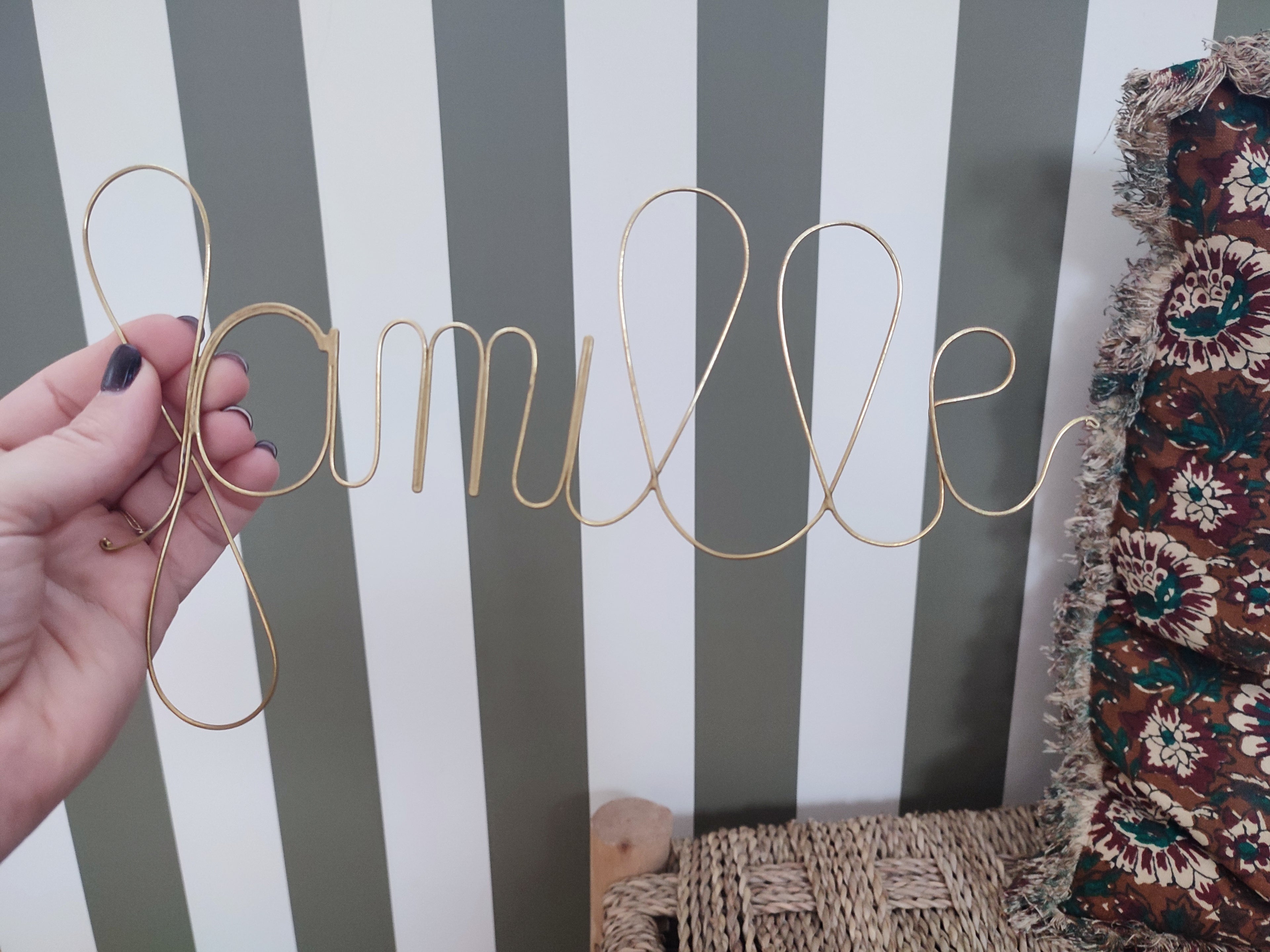 Mot en fil de fer doré "FAMILLE" – Décoration murale artisanale